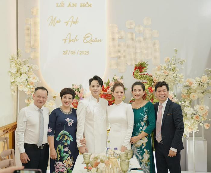 Một cặp sao nổi tiếng Vbiz bất ngờ tổ chức lễ cưới, sính lễ nhà trai khiến netizen "hú hồn"