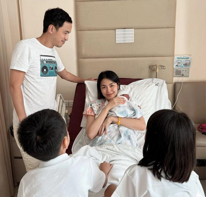 Giữa nghi vấn có em bé, Hà Tăng lên tiếng đính chính 2 "niềm vui"