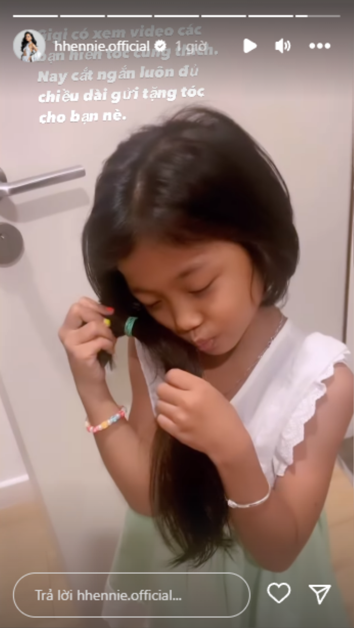 Con gái nuôi 8 tuổi của H"Hen Niê xuống tóc vì một lý do đặc biệt