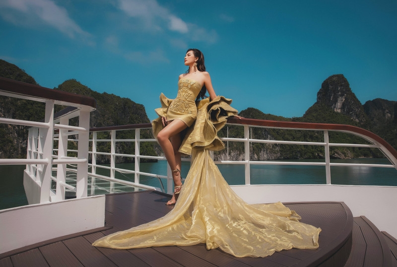 Hoa hậu Lê Hoàng Phương đẹp hút mắt giữa kỳ quan thiên nhiên