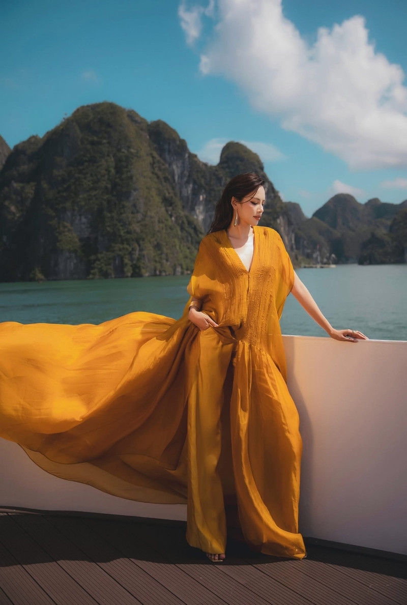 Hoa hậu Lê Hoàng Phương đẹp hút mắt giữa kỳ quan thiên nhiên