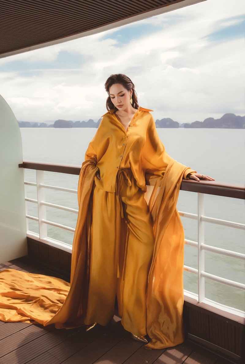 Hoa hậu Lê Hoàng Phương đẹp hút mắt giữa kỳ quan thiên nhiên