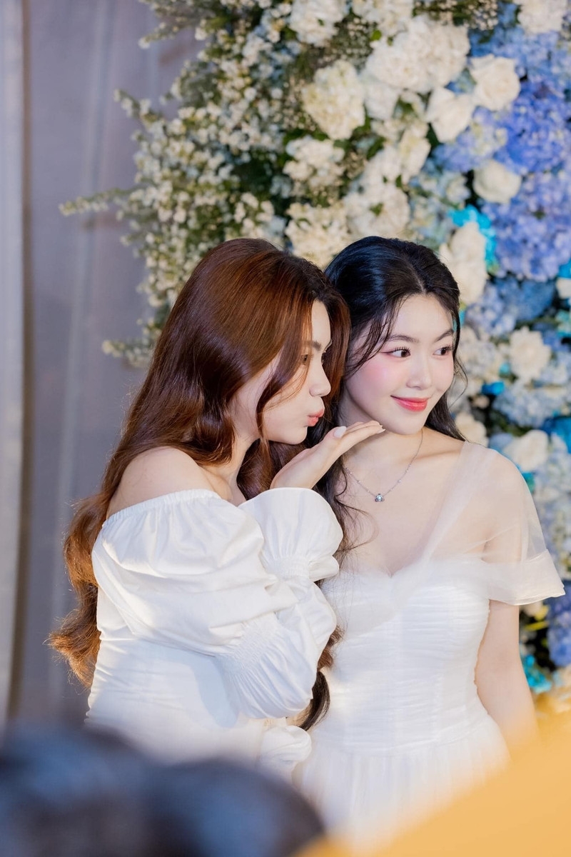 Nhan sắc ngọt ngào của hai ái nữ nhà MC Quyền Linh lại gây sốt