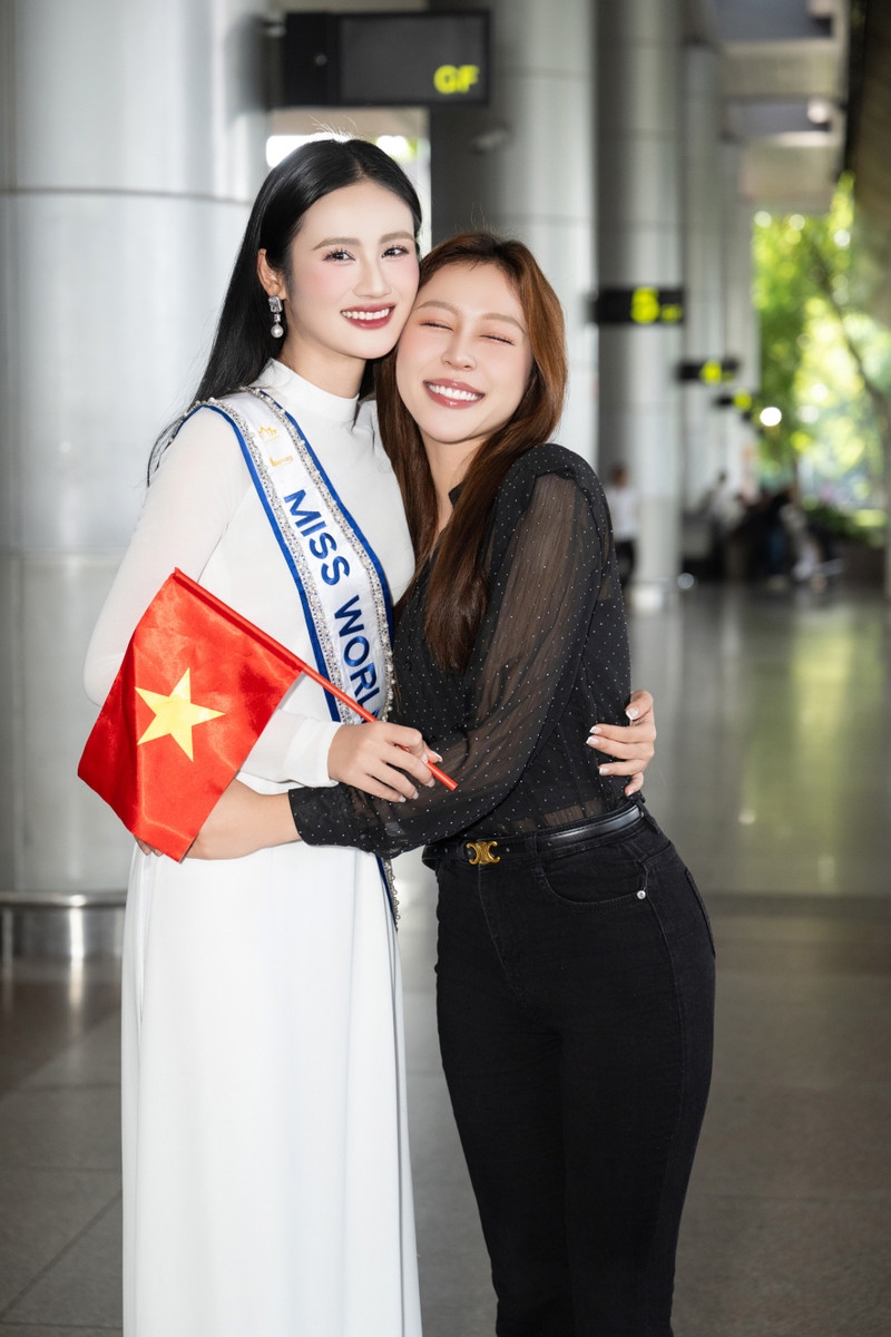 Ý Nhi rạng rỡ về nước, khép lại giấc mơ Miss World