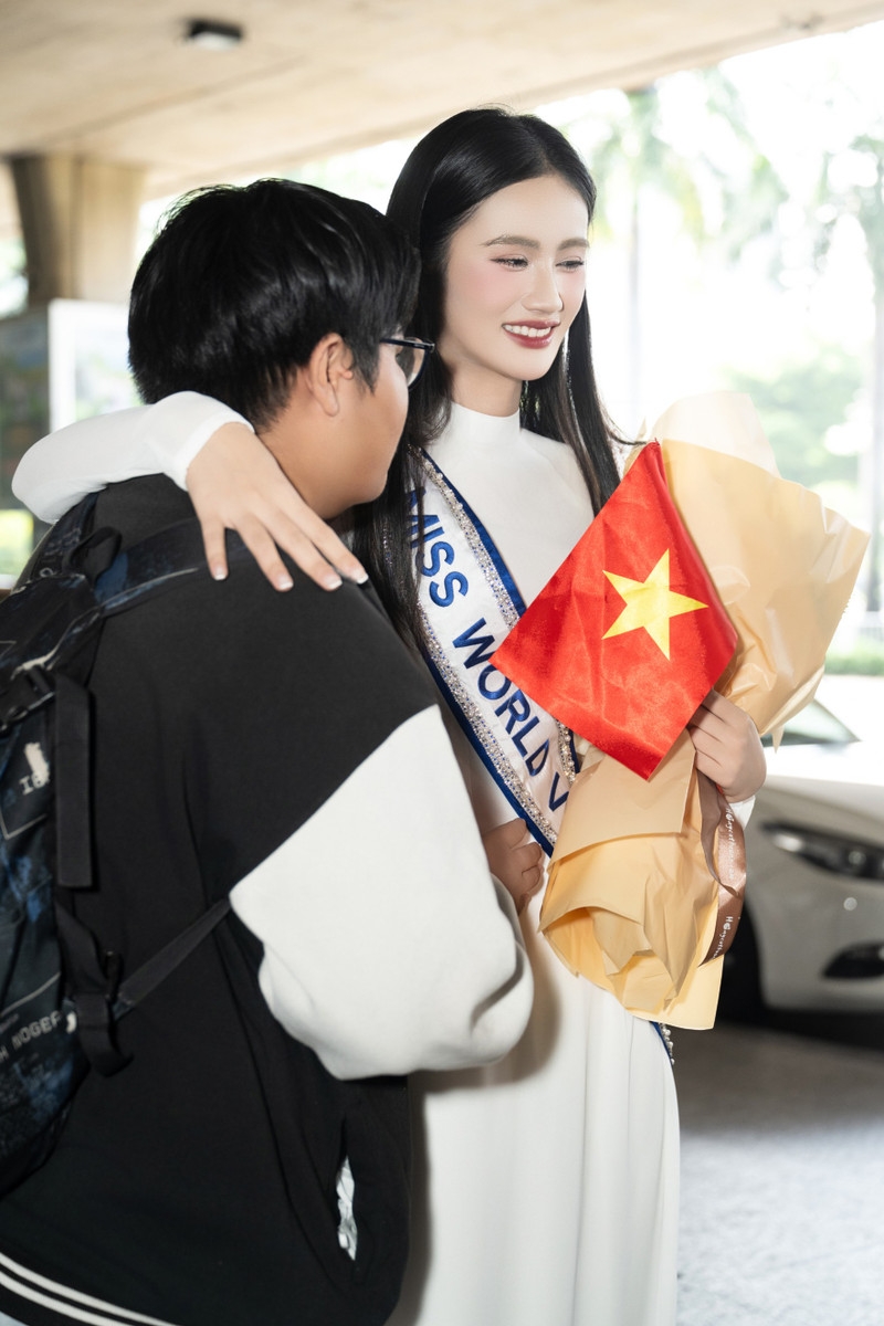 Ý Nhi rạng rỡ về nước, khép lại giấc mơ Miss World