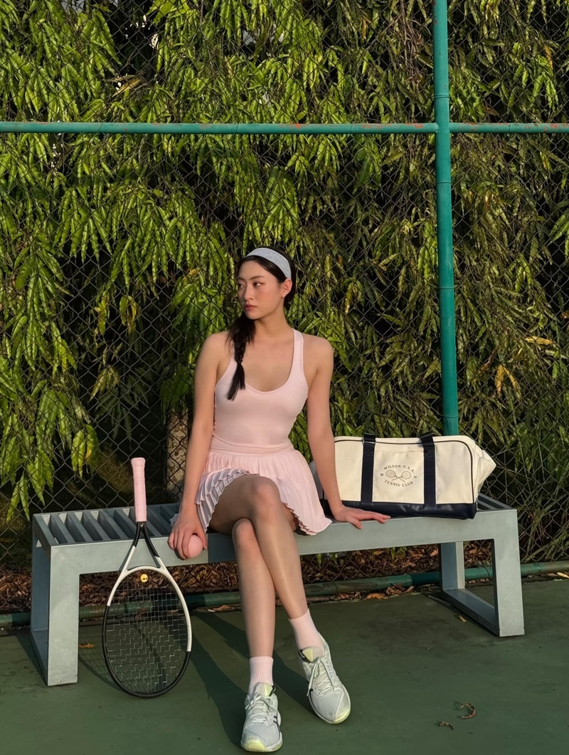 Lương Thùy Linh khoe vóc dáng đẹp 'miễn chê' trên sân tennis