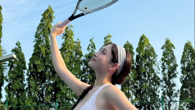 Lương Thùy Linh khoe vóc dáng đẹp 'miễn chê' trên sân tennis