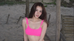 Hoa hậu Tiểu Vy 'đốt mắt' với loạt ảnh bikini rực rỡ