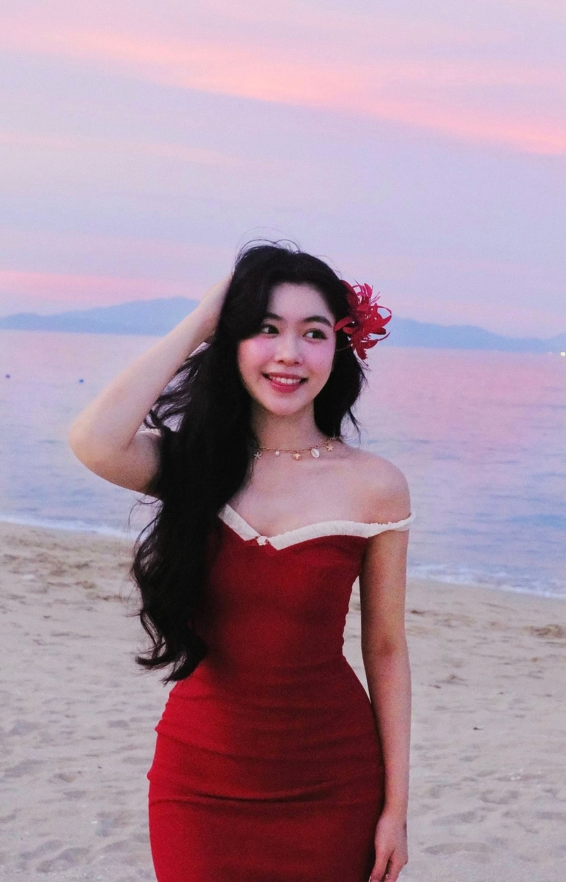 Ái nữ nhà MC Quyền Linh đẹp như nàng thơ trên biển Ái nữ nhà MC Quyền Linh đẹp như nàng thơ trên biển