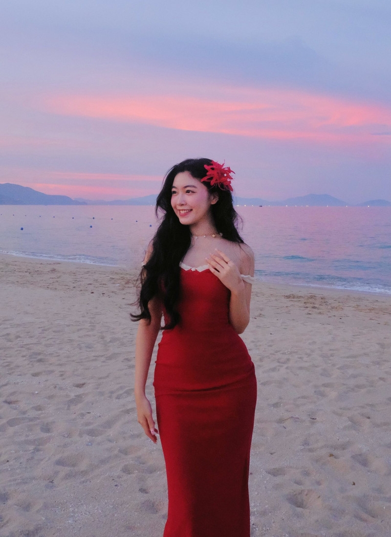 Ái nữ nhà MC Quyền Linh đẹp như nàng thơ trên biển Ái nữ nhà MC Quyền Linh đẹp như nàng thơ trên biển