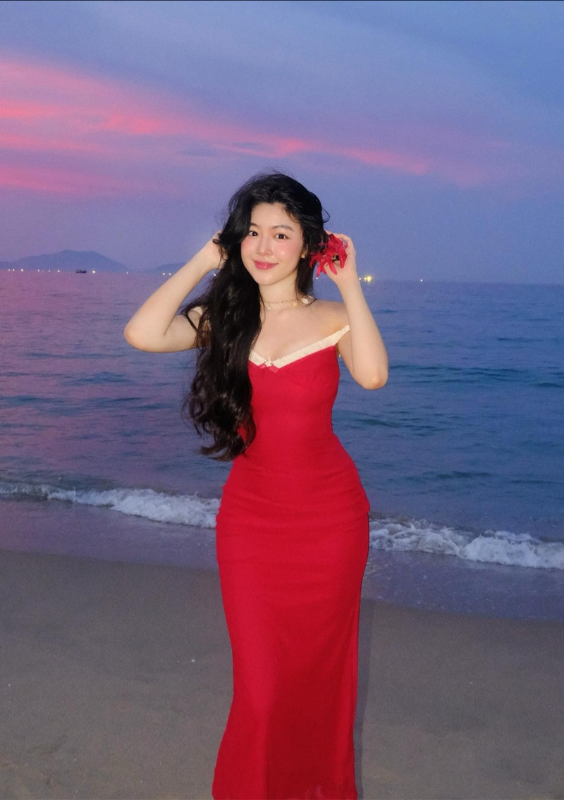 Ái nữ nhà MC Quyền Linh đẹp như nàng thơ trên biển Ái nữ nhà MC Quyền Linh đẹp như nàng thơ trên biển