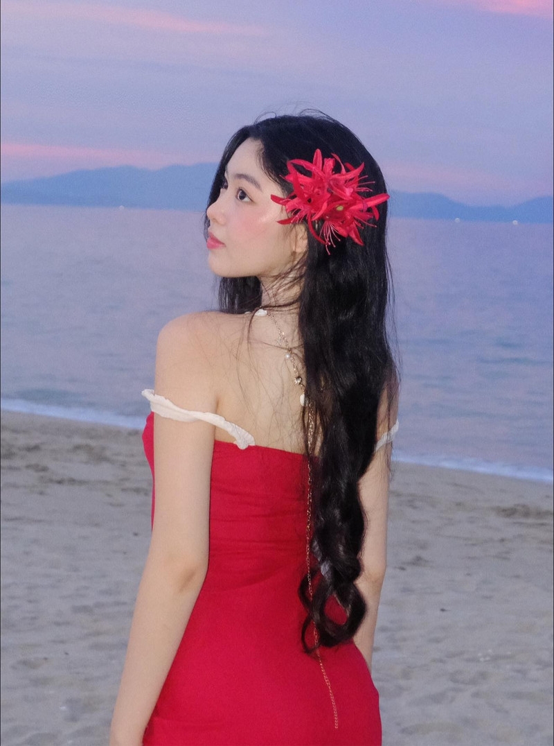 Ái nữ nhà MC Quyền Linh đẹp như nàng thơ trên biển Ái nữ nhà MC Quyền Linh đẹp như nàng thơ trên biển
