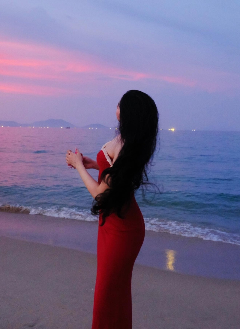 Ái nữ nhà MC Quyền Linh đẹp như nàng thơ trên biển Ái nữ nhà MC Quyền Linh đẹp như nàng thơ trên biển
