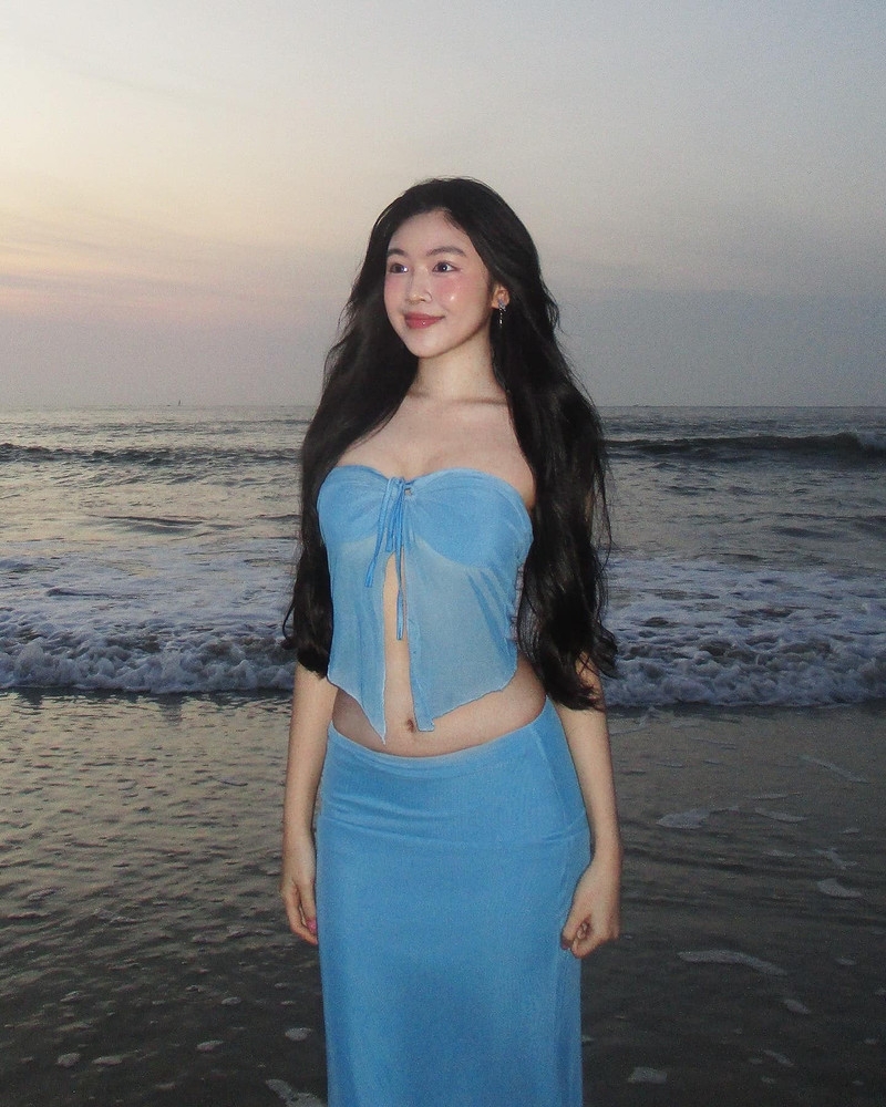 Ái nữ nhà MC Quyền Linh đẹp như nàng thơ trên biển Ái nữ nhà MC Quyền Linh đẹp như nàng thơ trên biển