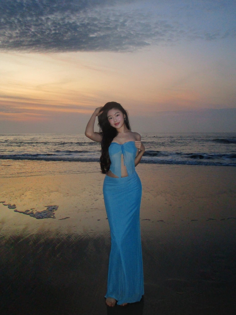 Ái nữ nhà MC Quyền Linh đẹp như nàng thơ trên biển Ái nữ nhà MC Quyền Linh đẹp như nàng thơ trên biển
