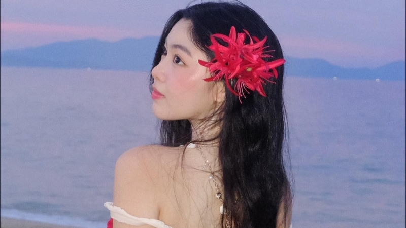 Ái nữ nhà MC Quyền Linh đẹp như nàng thơ trên biển