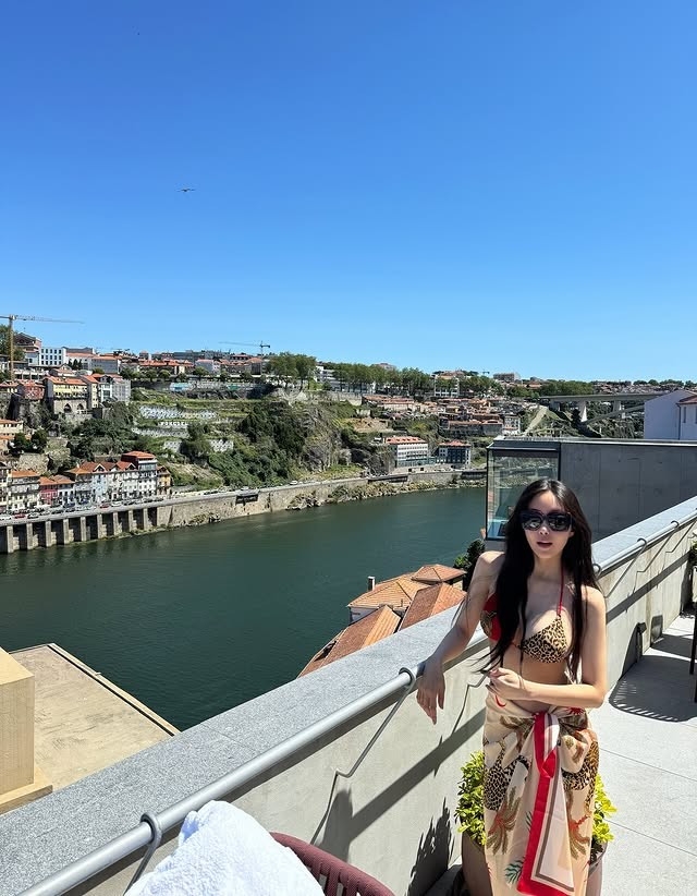 U40 Hyomin (T-ara) 'đốt mắt' với bikini rực rỡ