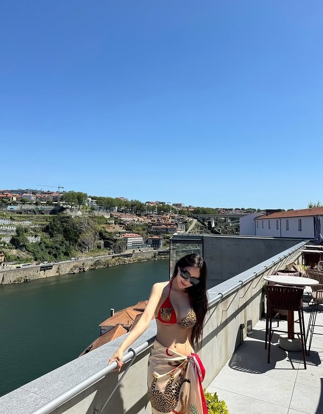 U40 Hyomin (T-ara) 'đốt mắt' với bikini rực rỡ