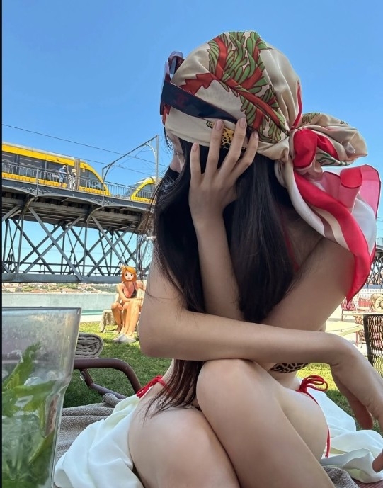 U40 Hyomin (T-ara) 'đốt mắt' với bikini rực rỡ