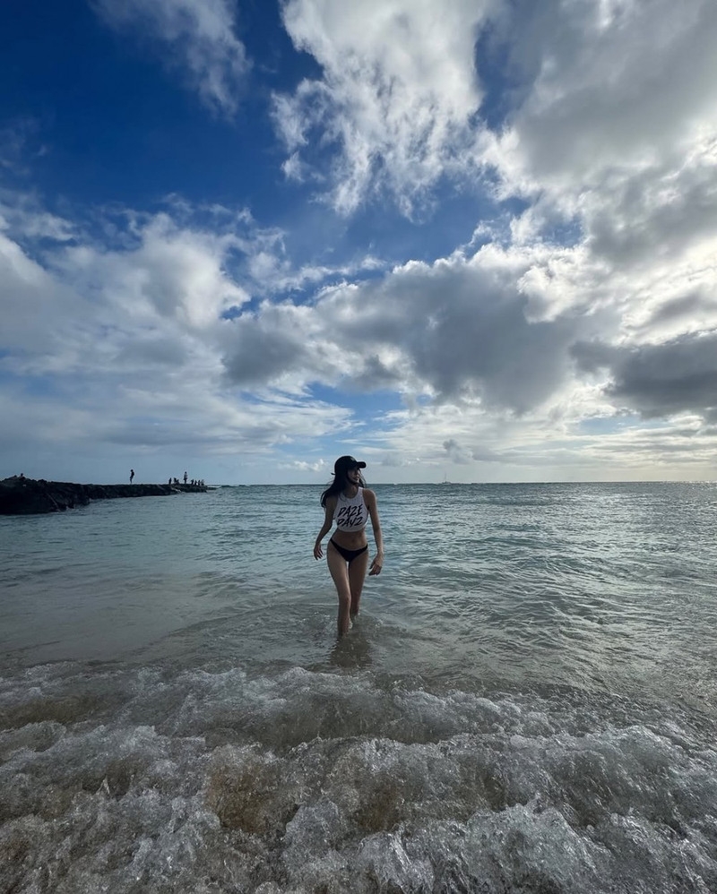 U40 Hyomin (T-ara) 'đốt mắt' với bikini rực rỡ