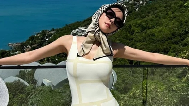 U40 Hyomin (T-ara) 'đốt mắt' với bikini rực rỡ