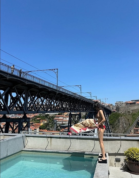 U40 Hyomin (T-ara) 'đốt mắt' với bikini rực rỡ