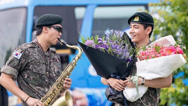 Người hâm mộ hò reo chào đón RM và V (BTS) xuất ngũ