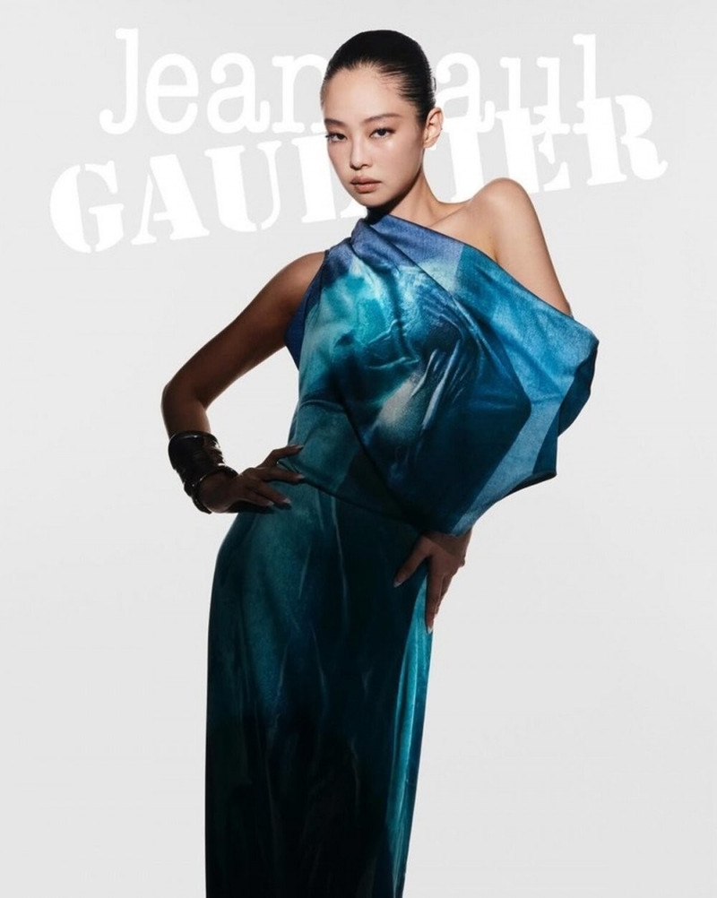 Jennie (BLACKPINK) phô diễn thân hình 'S-Line' hoàn hảo