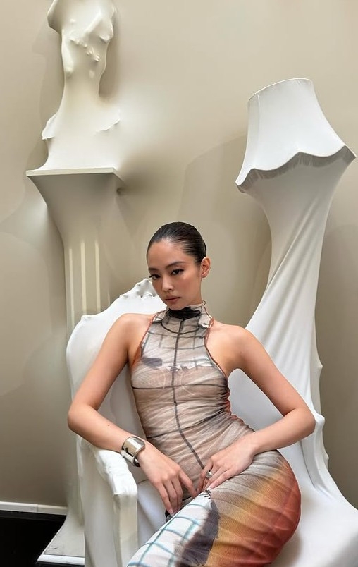 Jennie (BLACKPINK) phô diễn thân hình 'S-Line' hoàn hảo