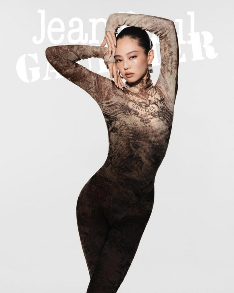 Jennie (BLACKPINK) phô diễn thân hình 'S-Line' hoàn hảo