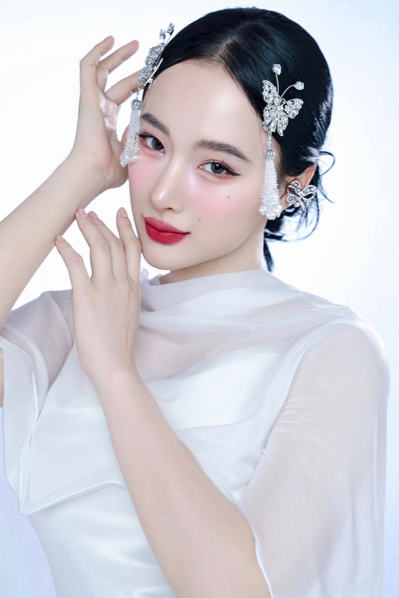 Angela Phương Trinh 'lột xác' khỏi hình ảnh cơ bắp, hóa nàng thơ ngọt ngào