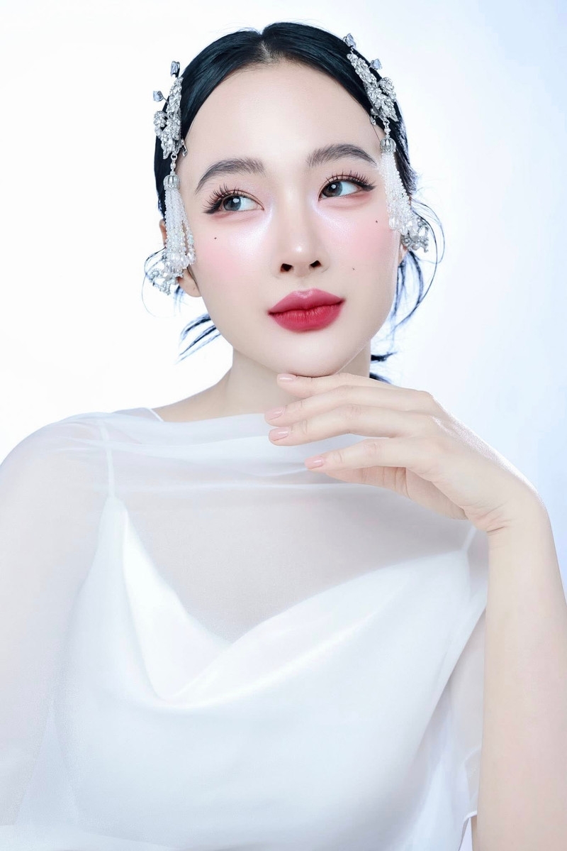 Angela Phương Trinh 'lột xác' khỏi hình ảnh cơ bắp, hóa nàng thơ ngọt ngào