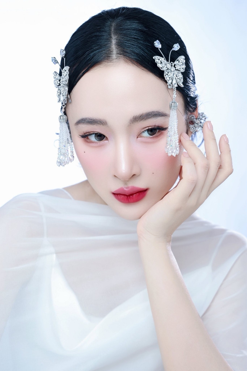 Angela Phương Trinh 'lột xác' khỏi hình ảnh cơ bắp, hóa nàng thơ ngọt ngào