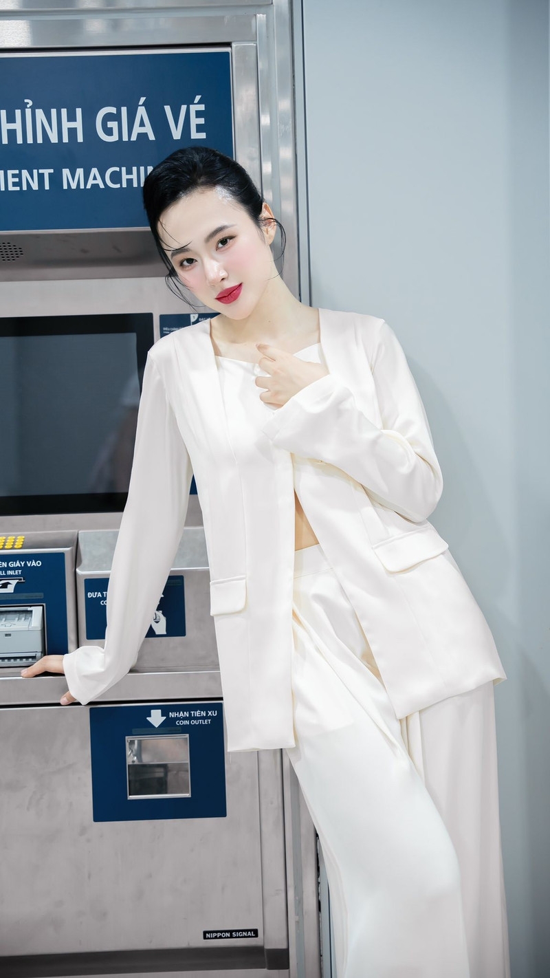 Angela Phương Trinh 'lột xác' khỏi hình ảnh cơ bắp, hóa nàng thơ ngọt ngào