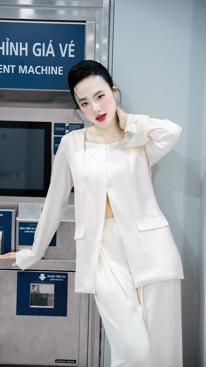 Angela Phương Trinh 'lột xác' khỏi hình ảnh cơ bắp, hóa nàng thơ ngọt ngào
