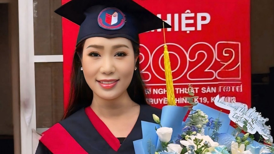 NSƯT Trịnh Kim Chi nhận bằng thạc sĩ ở tuổi U60