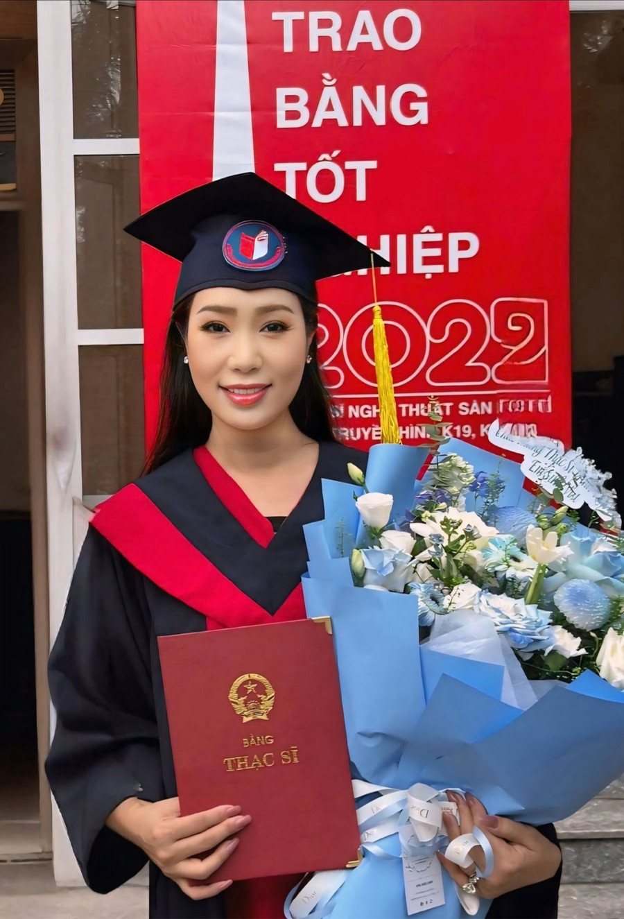 NSƯT Trịnh Kim Chi nhận bằng thạc sĩ ở tuổi U60