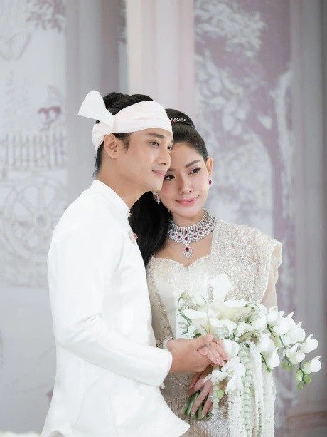 "Diễn viên đẹp trai nhất thế giới" từng đi tu bất ngờ kết hôn