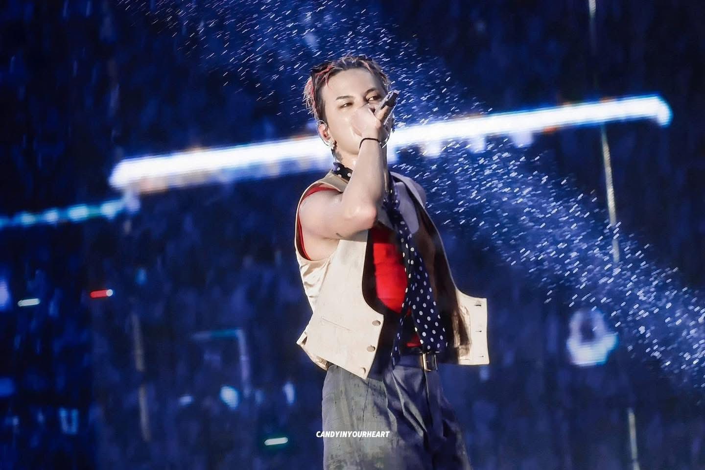 G-Dragon “cháy” hết mình dưới mưa cùng hàng chục nghìn fan tại Mỹ Đình