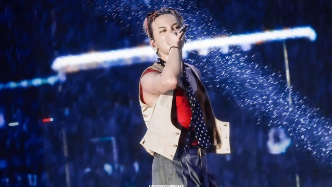 G-Dragon “cháy” hết mình dưới mưa cùng hàng chục nghìn fan tại Mỹ Đình
