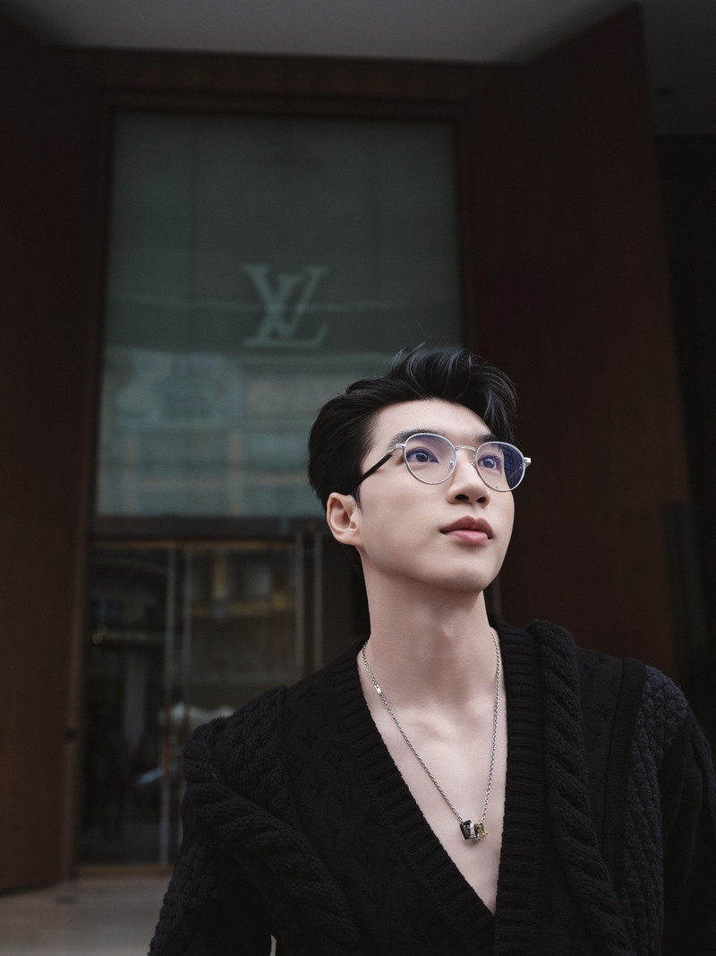 HIEUTHUHAI thần thái đỉnh cao tại Paris Fashion Week