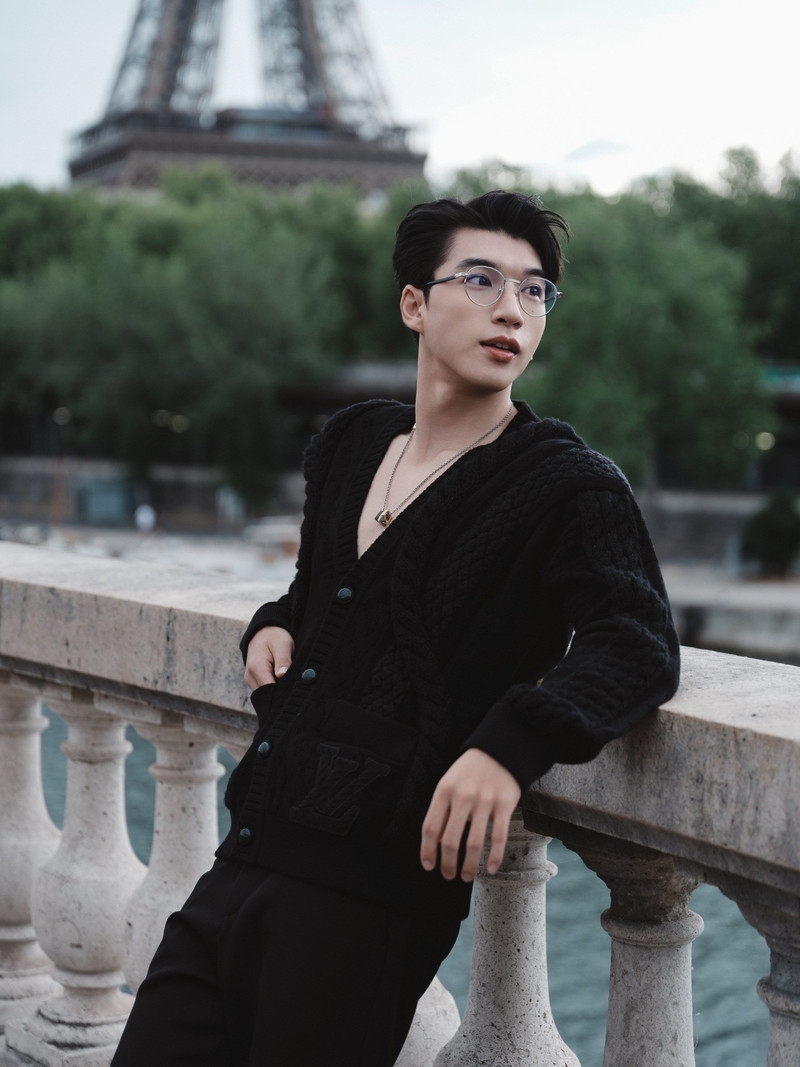 HIEUTHUHAI thần thái đỉnh cao tại Paris Fashion Week