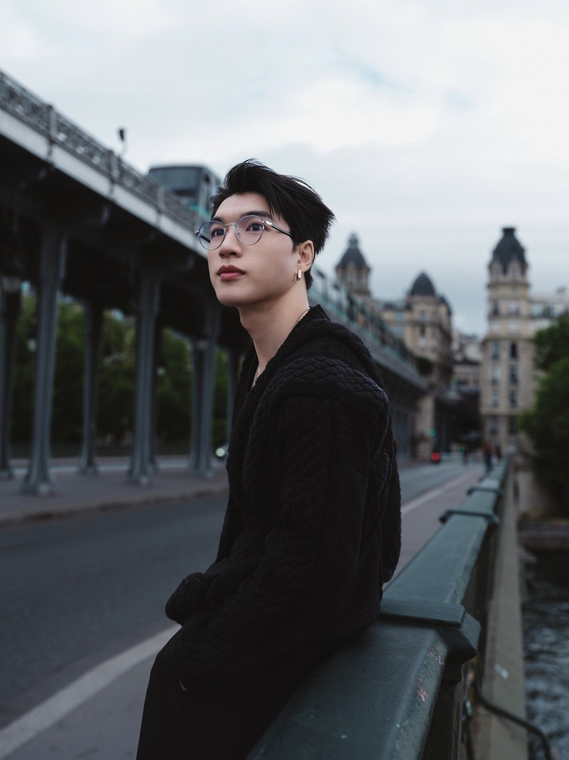 HIEUTHUHAI thần thái đỉnh cao tại Paris Fashion Week