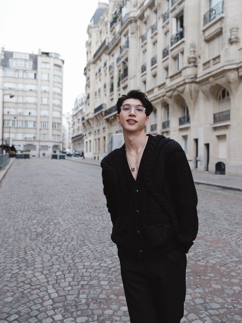 HIEUTHUHAI thần thái đỉnh cao tại Paris Fashion Week