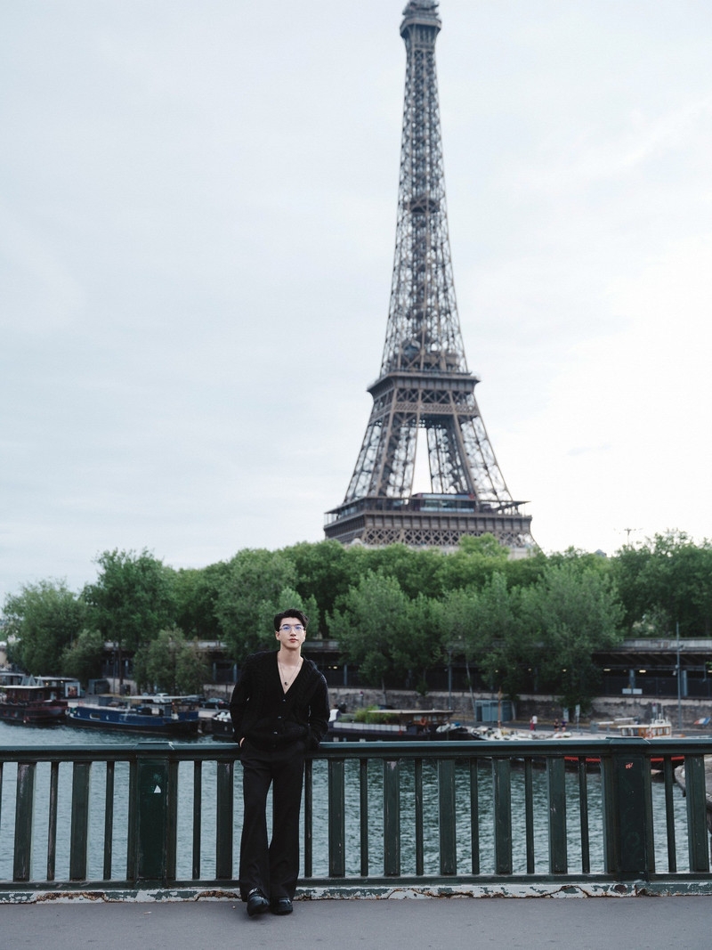 HIEUTHUHAI thần thái đỉnh cao tại Paris Fashion Week