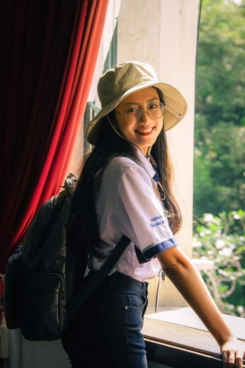 Nhan sắc đời thường xinh hết nấc của tân Hoa hậu Việt Nam