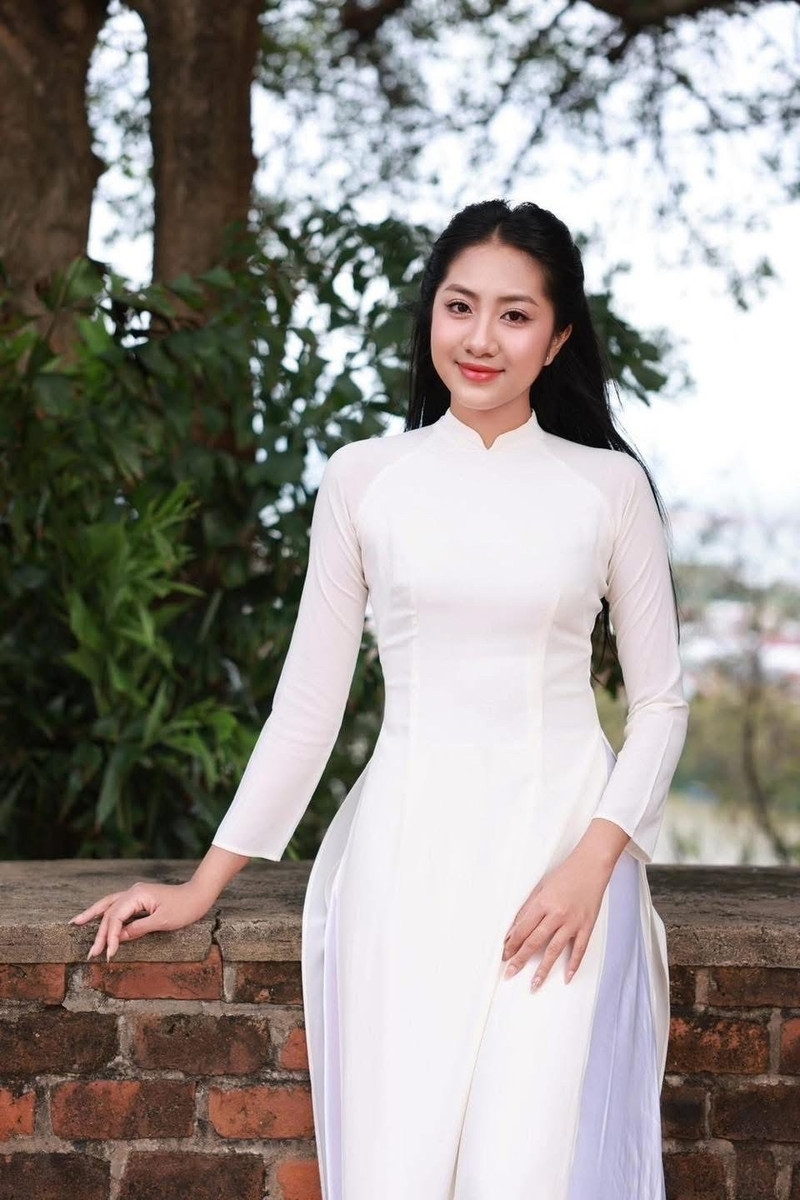 Nhan sắc đời thường xinh hết nấc của tân Hoa hậu Việt Nam