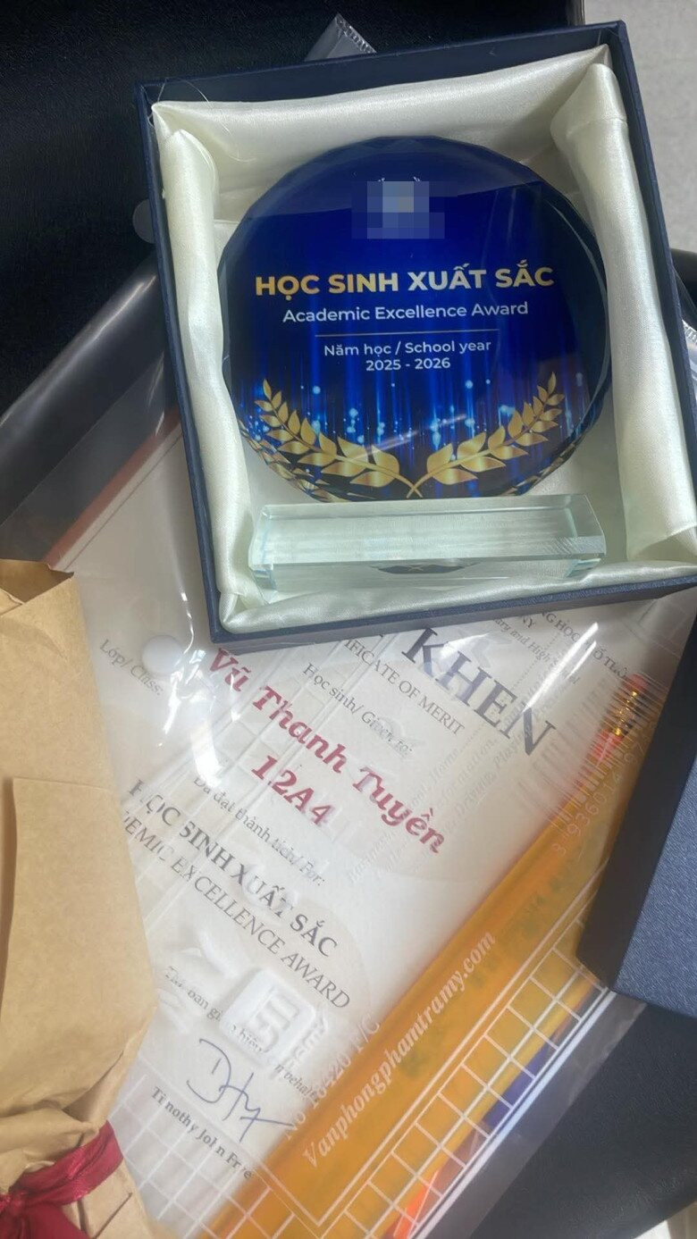 Con gái Thúy Hằng và Thúy Hạnh tốt nghiệp cấp 3: Suti chuẩn bị du học Ý, Bông đạt học sinh xuất sắc