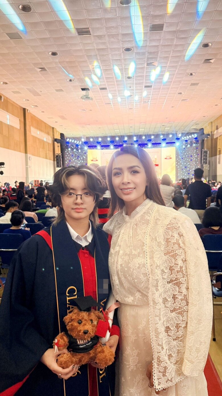 Con gái Thúy Hằng và Thúy Hạnh tốt nghiệp cấp 3: Suti chuẩn bị du học Ý, Bông đạt học sinh xuất sắc