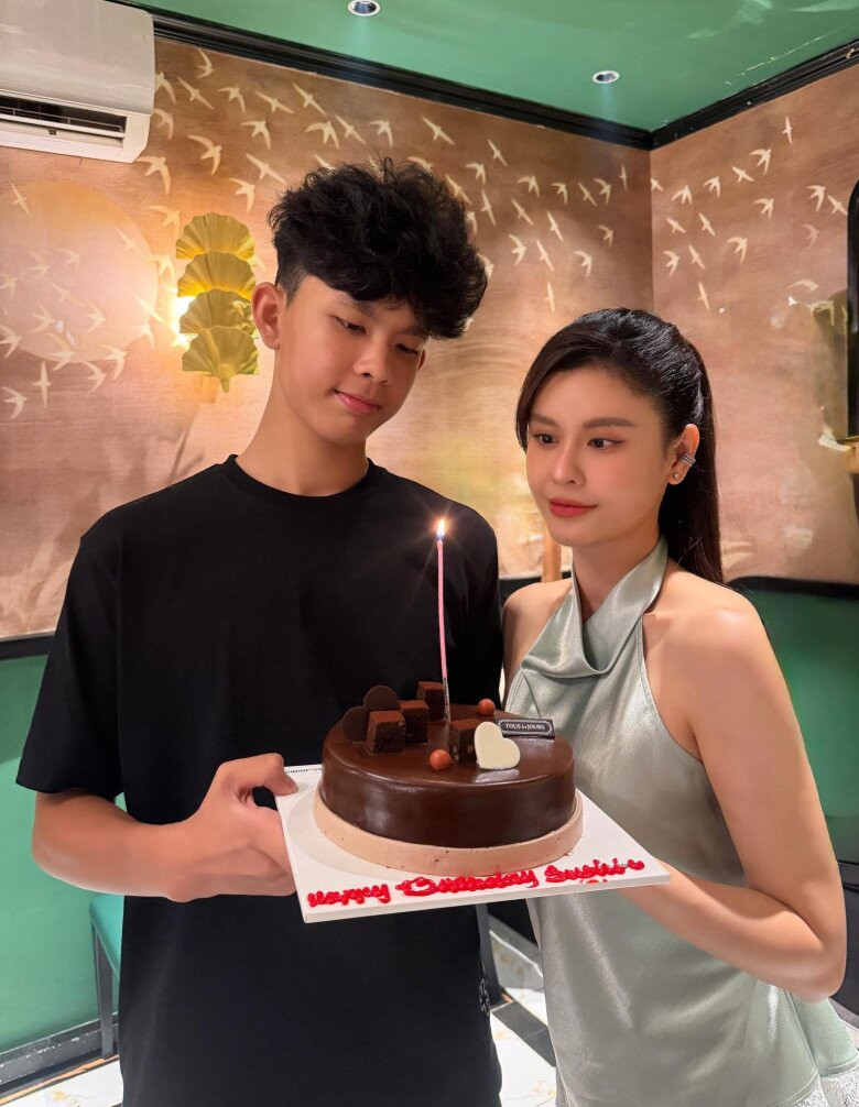 Sao Việt 24h: Cindy Lư nghẹn ngào giỗ mẹ, Saka Trương Tuyền mắt gấu trúc sau sinh
